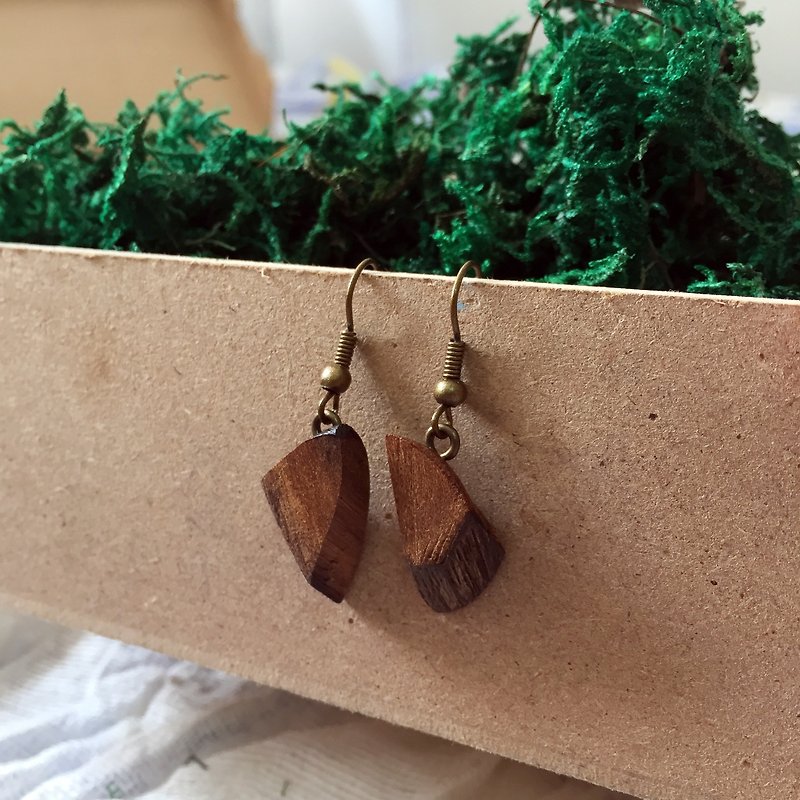 handmade recycle ironwood earrings - 耳環/耳夾 - 木頭 咖啡色