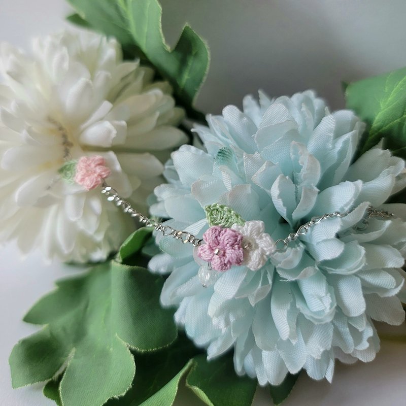 Magnet Buckle Small Flower Bracelet Hand Crocheted - สร้อยข้อมือ - งานปัก หลากหลายสี