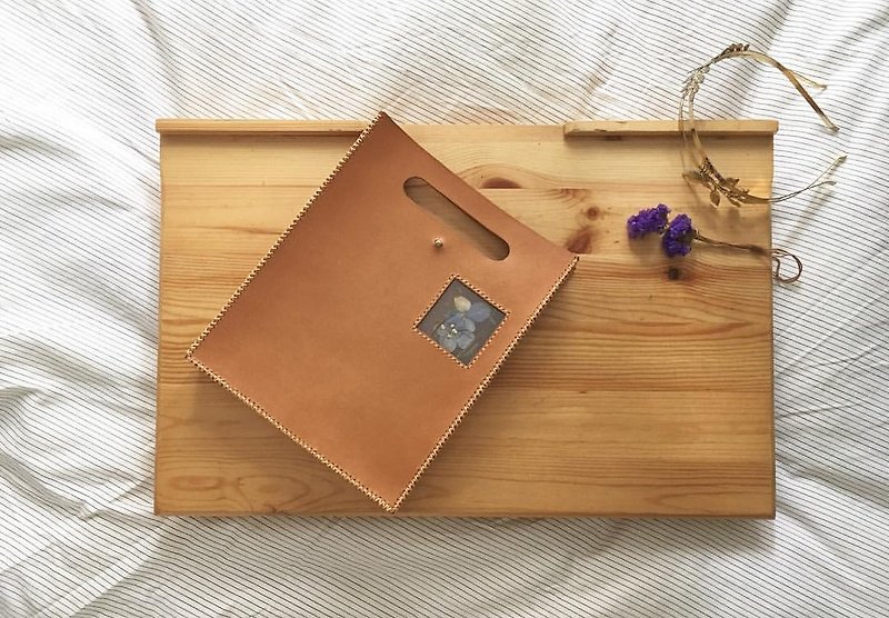 Leather x Dried Botanic handbag - กระเป๋าถือ - หนังแท้ สีนำ้ตาล