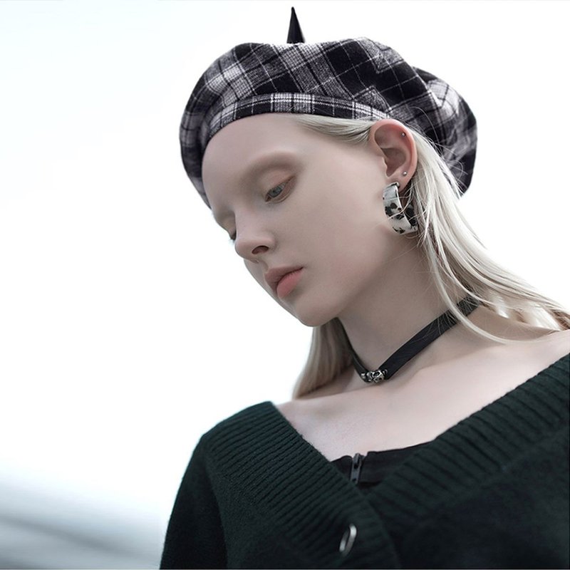 Scottish Devil Horn Beret - Cloth / Shiny Leather - หมวก - วัสดุอื่นๆ สีเทา
