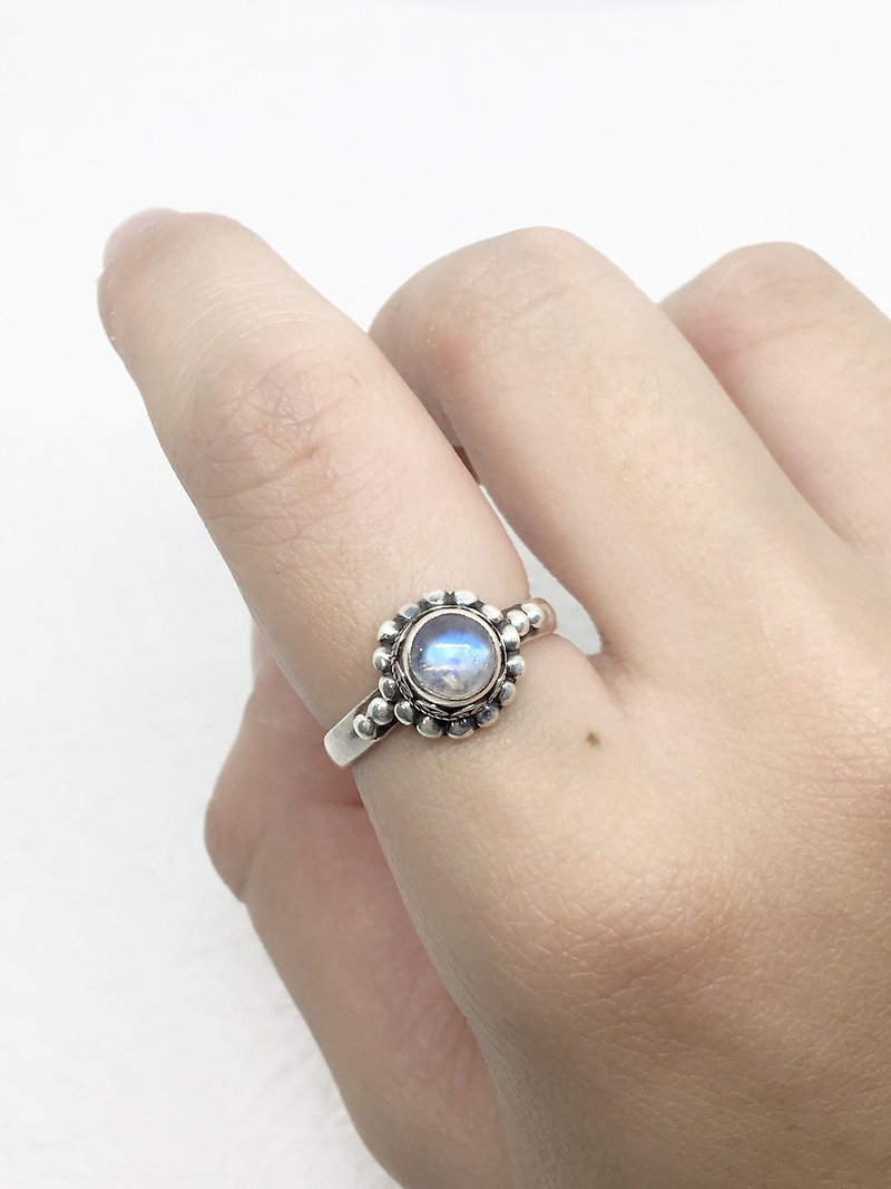 月光石925純銀典雅蕾絲花朵設計戒指 尼泊爾手工鑲嵌製作(款式3) - 戒指 - 寶石 藍色