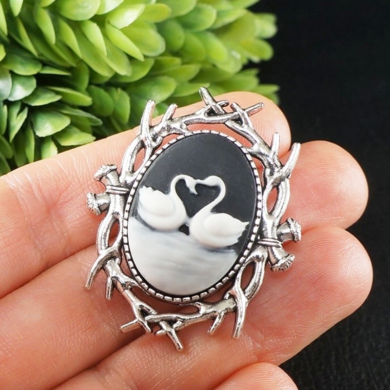 White Swans Couple Vintage Cameo Brooch Silver Oval Victorian Brooch Pin Jewelry - เข็มกลัด - วัสดุอื่นๆ สีดำ