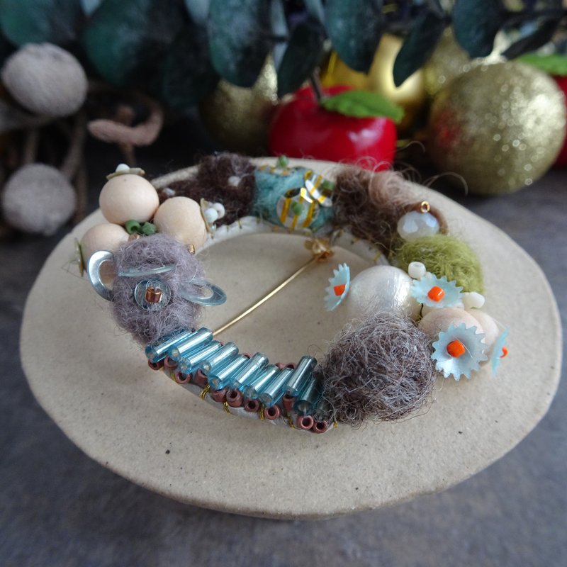 Christmas wreath brooch with overflowing beads and wool embroidery - เข็มกลัด - งานปัก สีเขียว