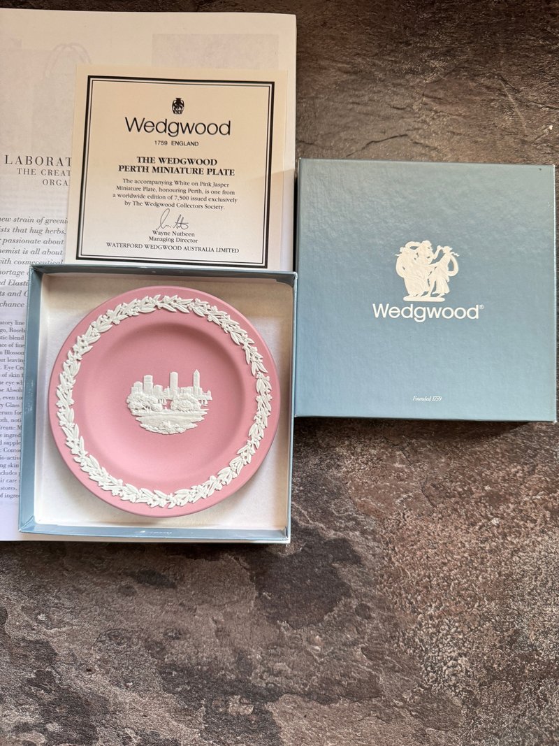 金銀寶貝  英國製經典瓷器 WEDGWOOD 粉紅白澳洲伯斯盤子 - 壁貼/牆壁裝飾 - 其他金屬 金色