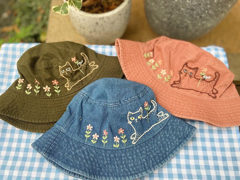 Bucket hat handmade embroider / Flower and happy cat - 帽子 - 其他材質 多色