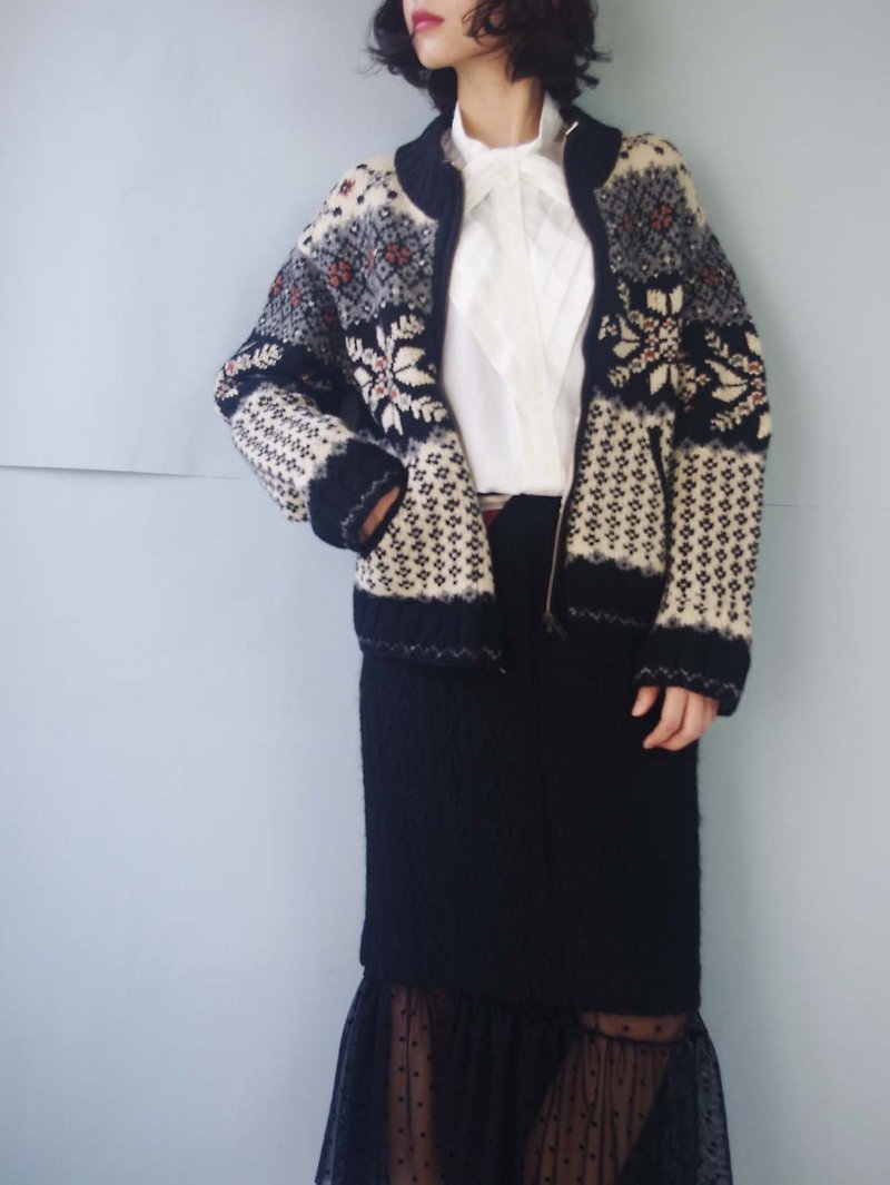 Treasure hunt vintage - black and white snowflake jacquard collar knitted jacket - สเวตเตอร์ผู้หญิง - ขนแกะ สีดำ