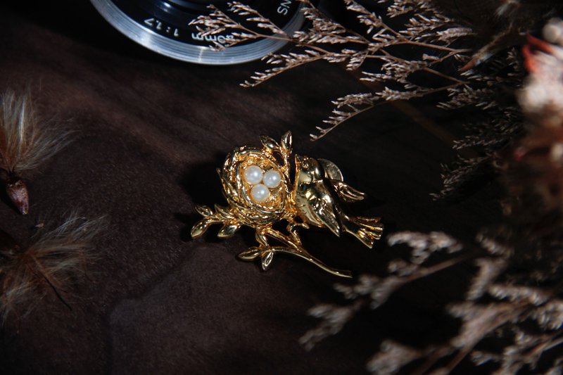 【古董飾品/西洋老件】美國AVON古董珠寶 金色鳥巢 古董胸針 - 胸針 - 其他金屬 金色