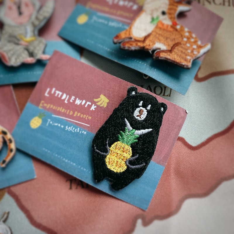 Embroideried  badge |  Formosa black bear | Littdlework - Brooches - Thread Multicolor