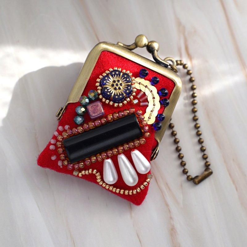 小さなビーズ刺繍のがま口 No.74 レッド×ウール ネックレス・バッグチャームにも アクセサリーケース 一点物 - 吊飾/掛飾 - 羊毛 紅色