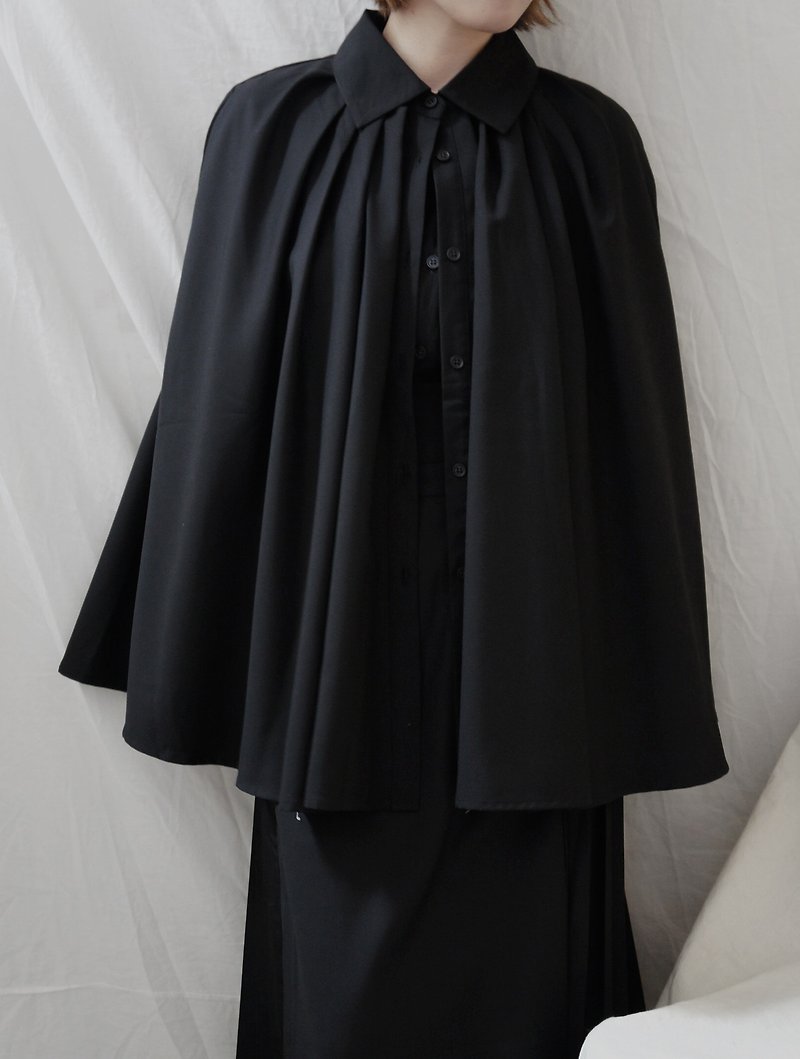 Pleated cape pleated cape coat - เสื้อแจ็คเก็ต - ไฟเบอร์อื่นๆ สีดำ