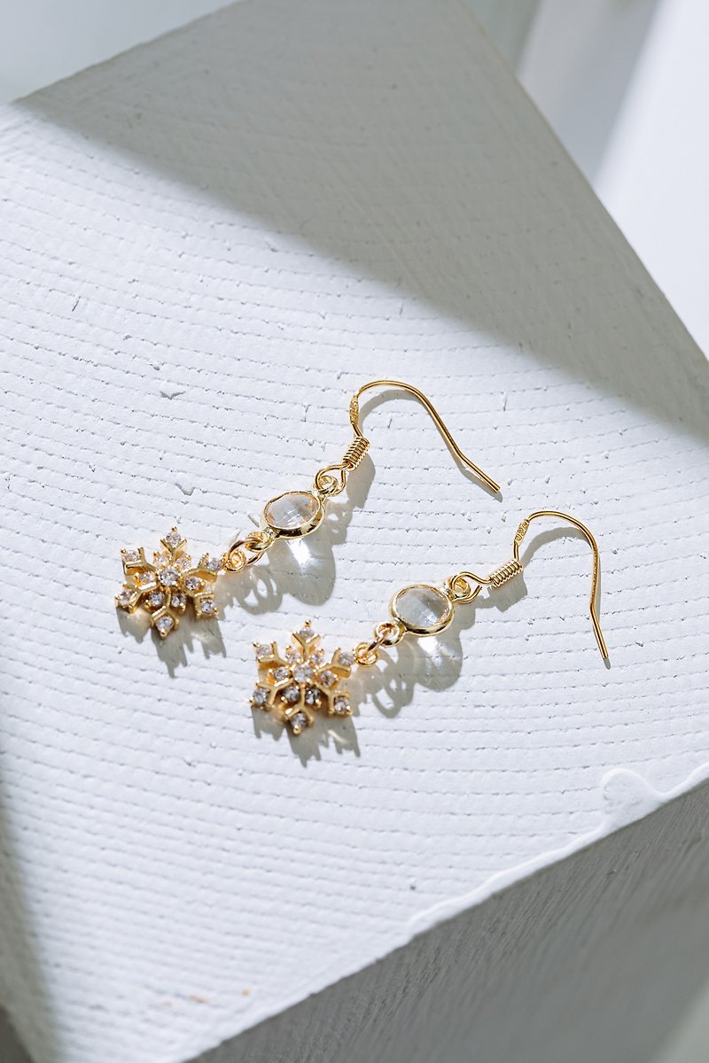 Xiaojiabiyu-Glass Snowflake Earrings - ต่างหู - ทองแดงทองเหลือง สีกากี