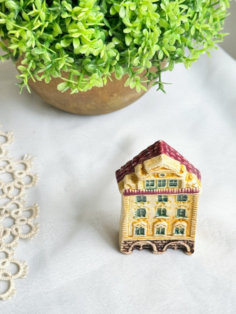 [Good Day Fetish] Vintage/antique hand-made clay hut in Prague, Czech Republic - Items for Display - Pottery Gold