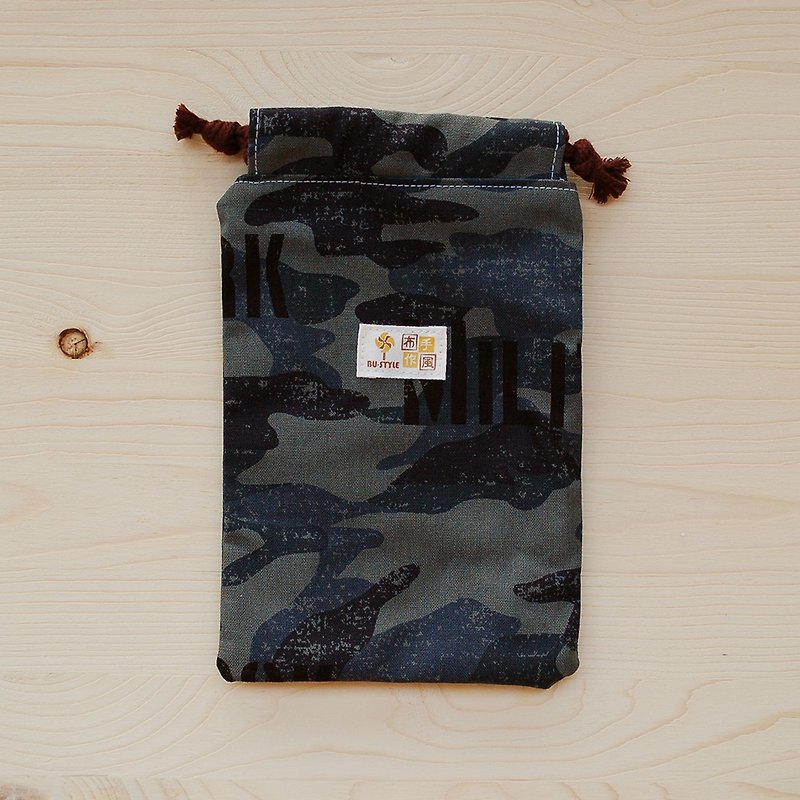 English Camouflage Drawstring Pocket (middle) - กระเป๋าเครื่องสำอาง - ผ้าฝ้าย/ผ้าลินิน สีเทา
