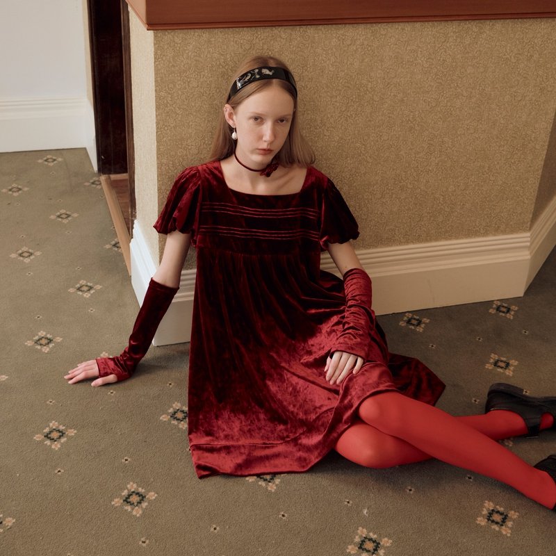 mintcheese red velvet 優雅紅玫瑰 絲絨節慶方領小禮裙 - 連身裙 - 其他材質 紅色