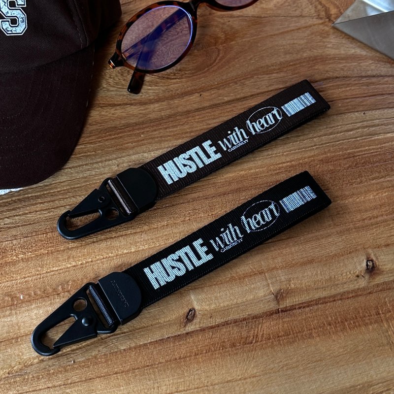HUSTLE with Heart 霧面黑金屬扣行李帶 - 手機掛繩/背帶 - 尼龍 