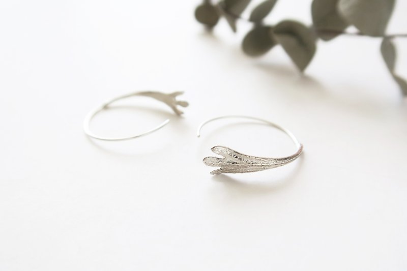 [Season Special] A pair of forest style 925 sterling silver staghorn fern C-ring earrings with free gift packaging - Earrings & Clip-ons - Sterling Silver White