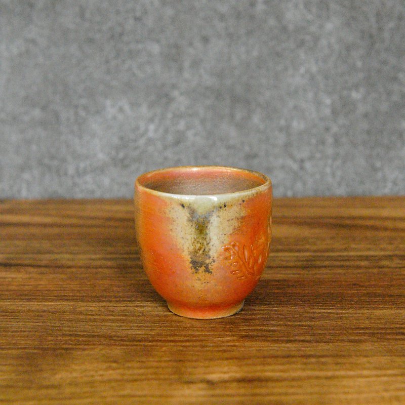 ウッドは陶器を焼いた。ぼんやりとした浅い木が小さなカップを描く - 花瓶・植木鉢 - 陶器 ブラウン