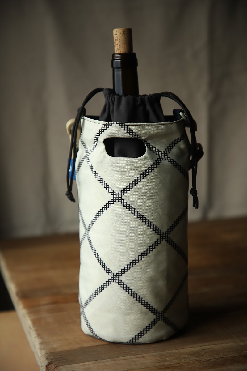 [Xie Studio] Carry a wine bag/red wine bag black + white grid - กระเป๋าถือ - ไฟเบอร์อื่นๆ สีดำ