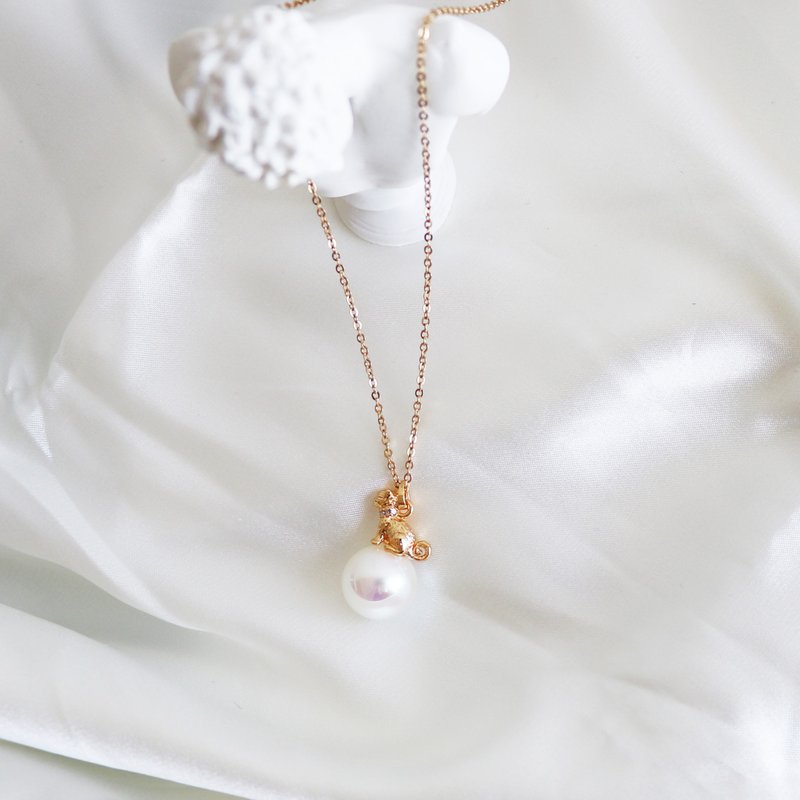 Cute and elegant cat pearl necklace - ต่างหู - เครื่องเพชรพลอย สีทอง