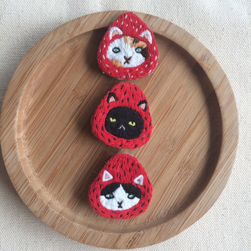 Hand-made embroidery // Strawberry Cat Pin - Brooches - Thread Red