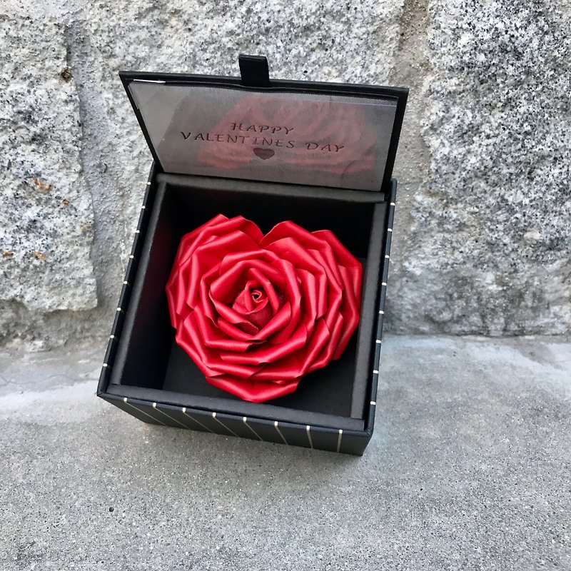 【客製化禮物】LOVE BOX心形皮革薔薇玫瑰禮盒【花】 - 裝飾/擺設  - 真皮 紅色