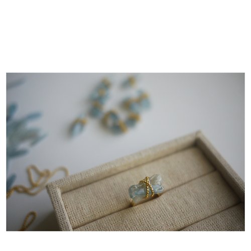 The Little Boutique 小作坊手工輕珠寶 淺藍色礦石戒指 | 天然石+樹脂 | 海藍寶飾品