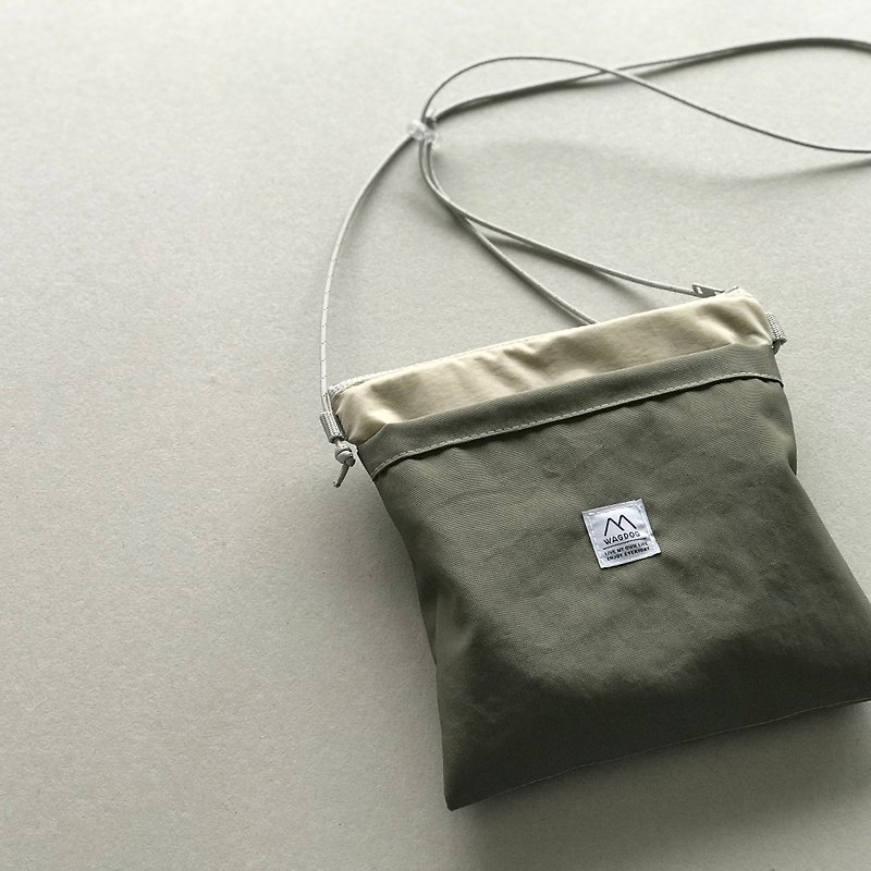 khaki × beige / two-tone color sacoche / shoulder bag / lightweight - กระเป๋าแมสเซนเจอร์ - ไนลอน สีกากี