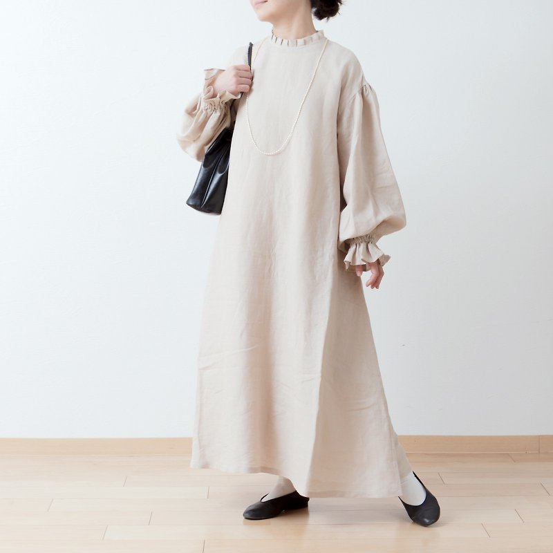A linen dress with gathered sleeves and back foldover buttons, with a tucked frill collar and Linen tucks, perfect for formal occasions. Beige - ชุดเดรส - ผ้าฝ้าย/ผ้าลินิน สีนำ้ตาล