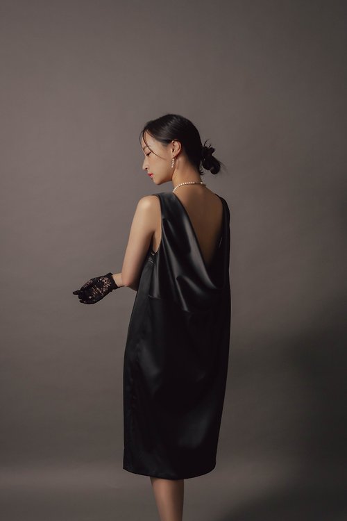 美好的服裝設計室 黑曜石緞面羅馬領洋裝