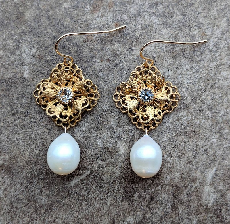 Filigree Brass Freshwater Pearls Earrings - ต่างหู - โลหะ 