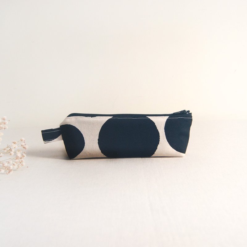 Ready-made hand-made printed black dot pencil case storage bag - กล่องดินสอ/ถุงดินสอ - ผ้าฝ้าย/ผ้าลินิน สีดำ