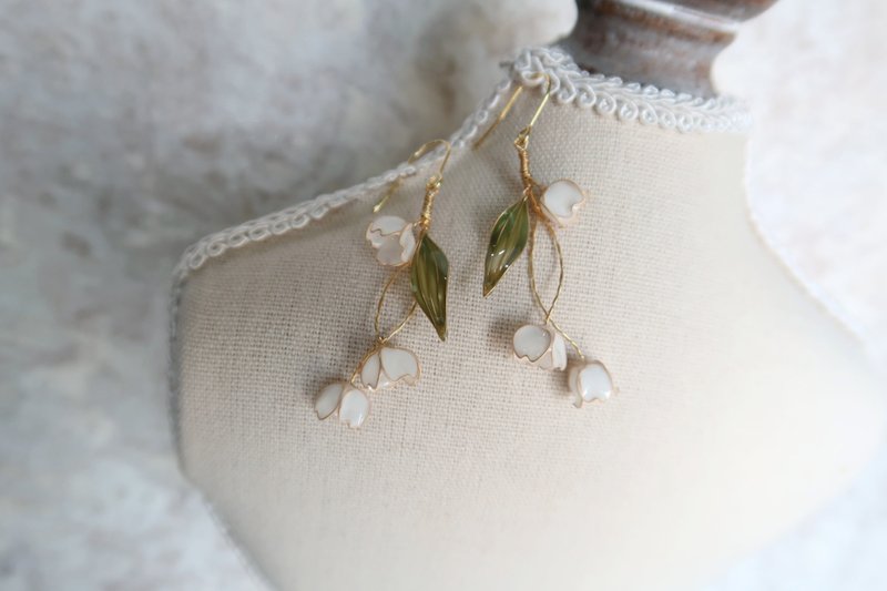 ハッピーリリーオブザバレー-イヤリングハンドメイドクリスタルフラワーレジンジュエリーブライダルヘッドウェア/花嫁のアクセサリー - ピアス・イヤリング - レジン ホワイト