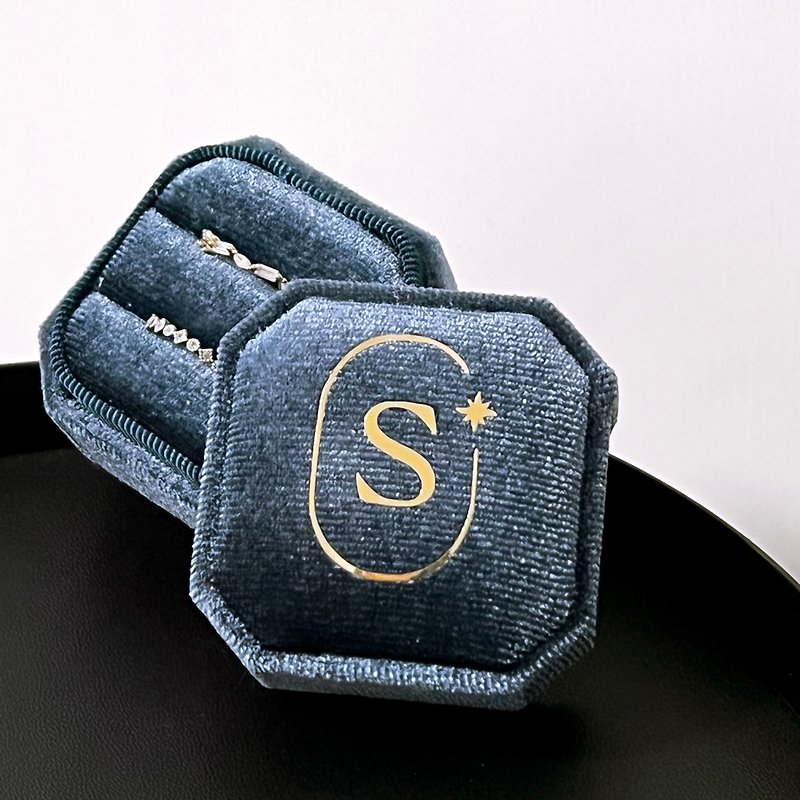 Initial logo 迷你戒指盒(可放單隻或對戒) - 戒指 - 其他人造纖維 藍色