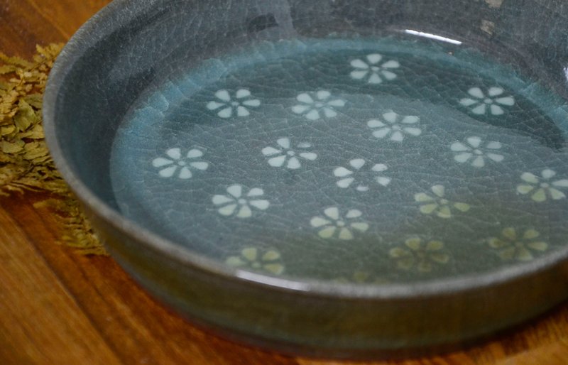 Inlaid Celadon Flower Plate II - จานและถาด - ดินเผา 