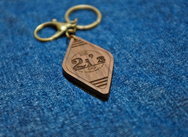 2is CT10Bw Traveler Keychain│Wooden│Handmade│Customized - ที่ห้อยกุญแจ - ไม้ สีนำ้ตาล