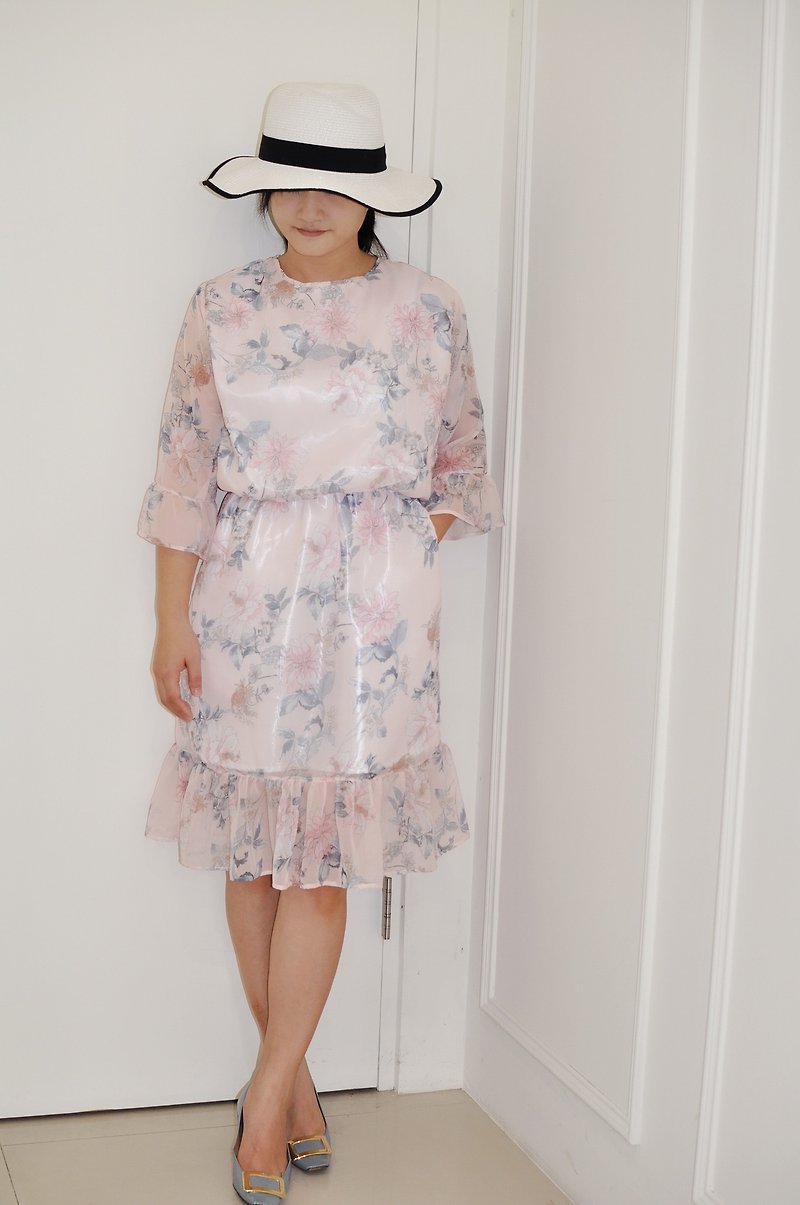 Flat 135X台灣設計師系列 波浪袖洋裝 粉色花朵透膚雪紡布料  - 連身裙 - 聚酯纖維 粉紅色