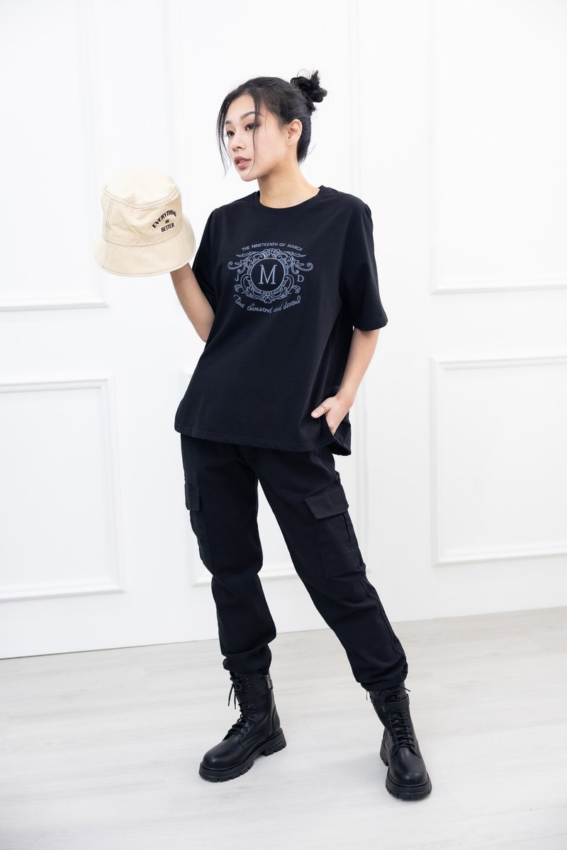 M字花紋刺繡短袖上衣 黑色 - 女 T 恤 - 其他材質 黑色