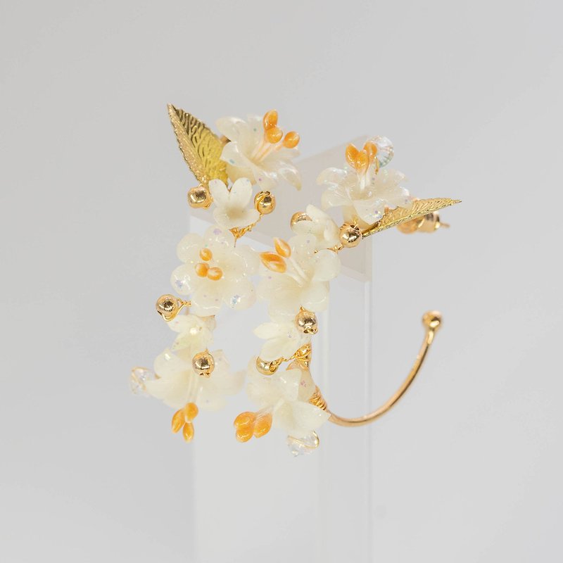 Lily Half Wreath Earrings/White Gold/Japanese Floral Resin Clay Handmade Earrings - Earrings & Clip-ons - Plants & Flowers White