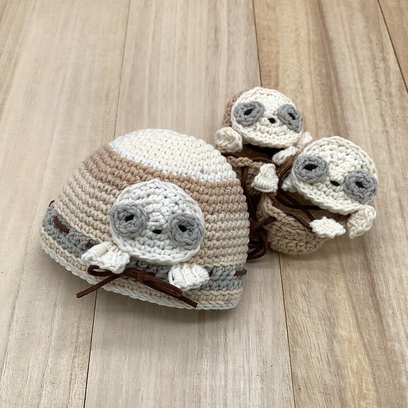 Sloth Crochet Hat & Footwear for 18 inch Doll and Preemie - Beanie and Sandals - ของขวัญวันครบรอบ - ผ้าฝ้าย/ผ้าลินิน สีกากี