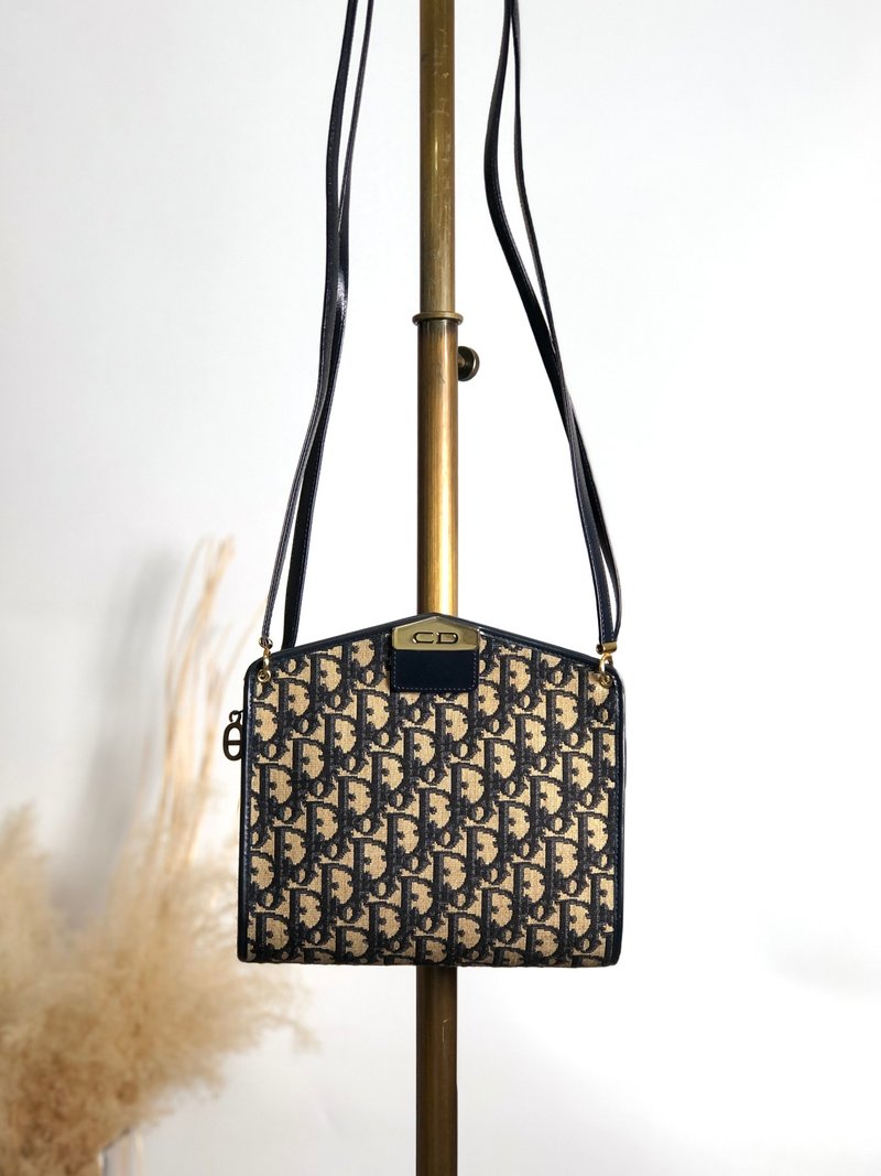 【 日本直送 名牌中古包 】Christian Dior 克裡斯汀‧迪奧 緹花斜背包 海軍藍 CD 緹花 2vvpv4 - 側背包/斜孭袋 - 棉．麻 藍色