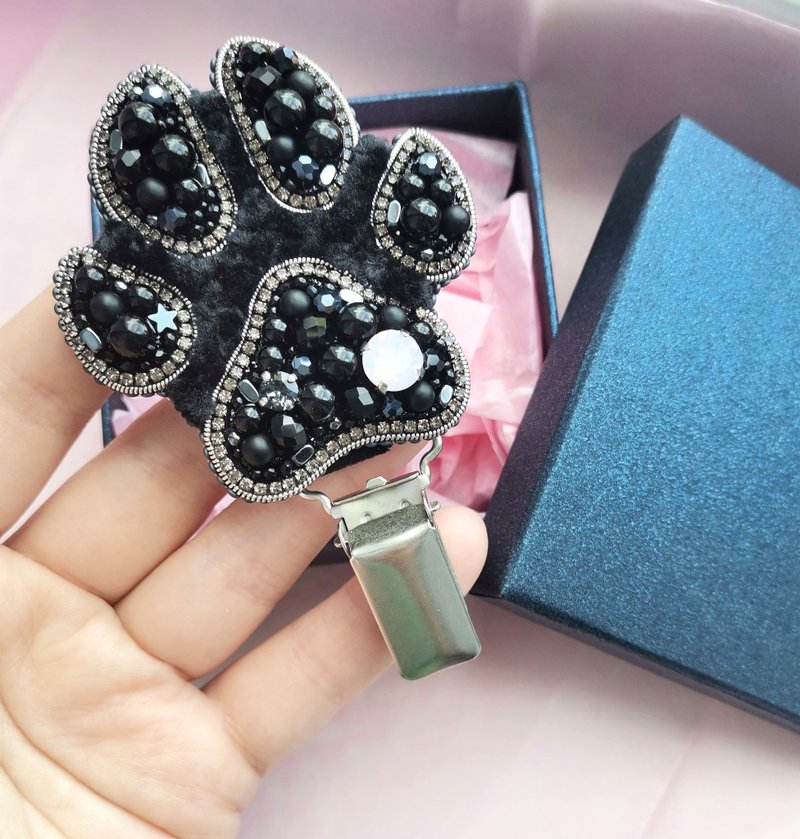 Paw brooch beaded, paw pin, dog show number clip, dog lover gift - 胸針 - 玻璃 黑色