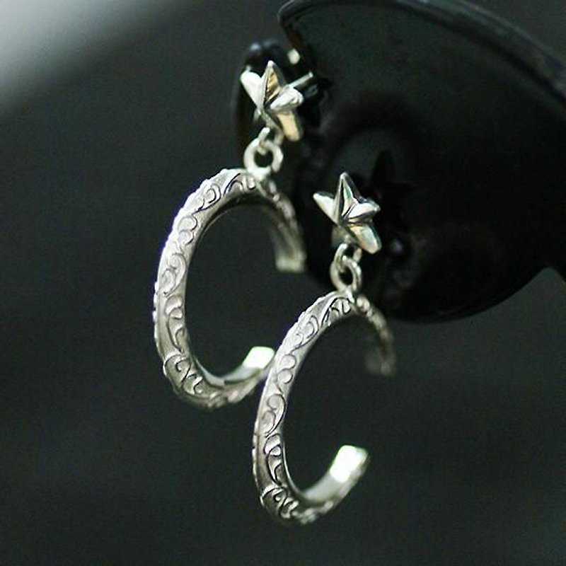 Crescent and star arabesque earrings [Free shipping] Silver earrings with an impressive moon with delicate arabesque on the front and back. - Earrings & Clip-ons - Other Metals Silver