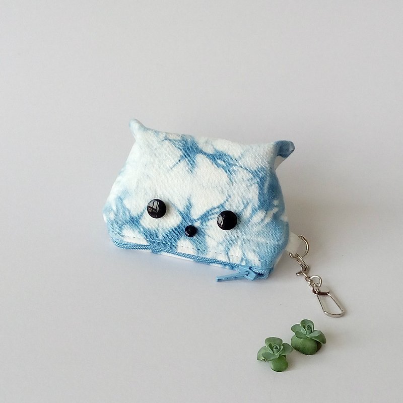 Calm cat coin purse natural blue dyed coin purse handbag charm key coin purse earphone bag cat - Coin Purses - Cotton & Hemp Blue