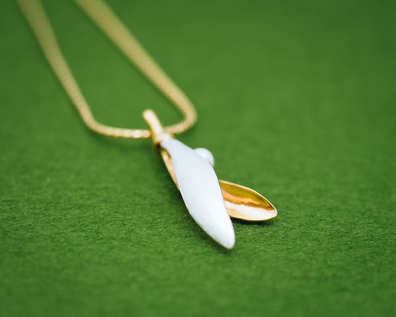 Mistletoe leaf necklace - kissing leaf - pendant head & chain - Gift for her - สร้อยคอ - เงิน สีทอง
