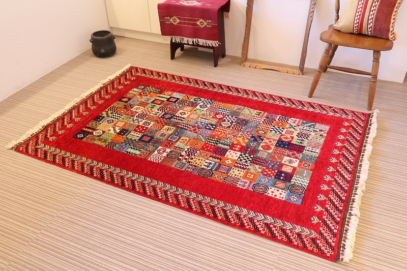 Cute red hand-woven carpet Wool & plant dyed handmade rug 178 × 120cm - พรมปูพื้น - วัสดุอื่นๆ สีแดง