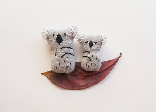 Momshoo 樹袋熊胸針 Koala parent and child mini hand-embroidered brooch pins