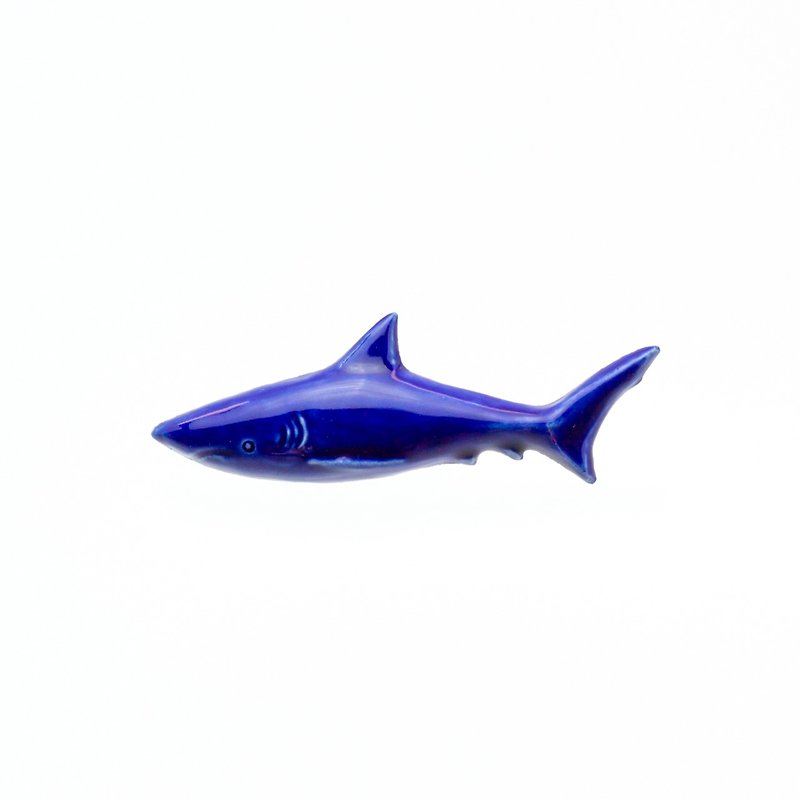 陶器ブローチ　サメ(コバルト) - 胸針/心口針 - 陶 藍色