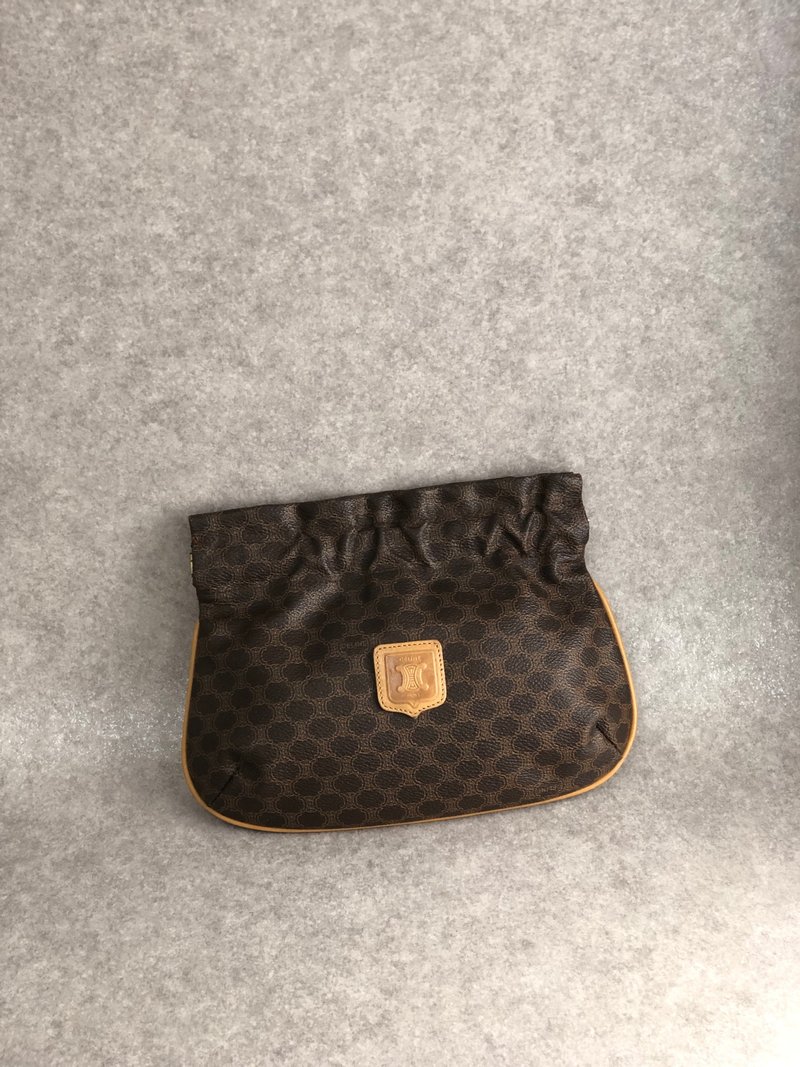 【 日本直送　名牌中古包 】CELINE セリーヌ マカダム ブラゾン型押し PVC レザー 巾着 ポーチ ブラウン vintage ヴィンテージ vhy7wu - 化妝包/收納袋 - 防水材質 咖啡色