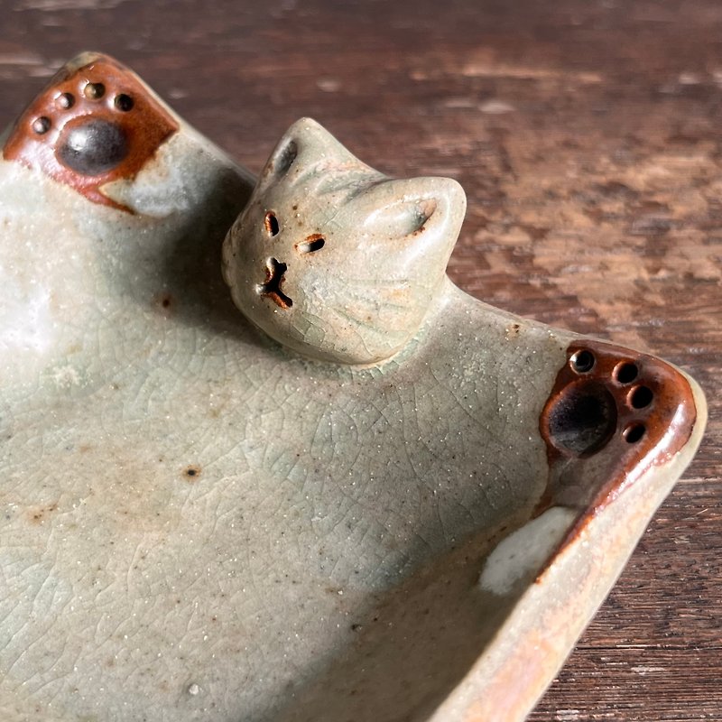 Cat that transforms into a flying squirrel / plate / pottery - จานเล็ก - ดินเผา สีกากี