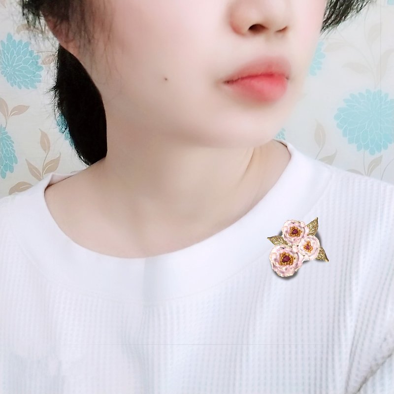 牡丹花胸針 花開富貴天然石飾品 珊瑚紅/藕紫粉 琺瑯手工飾品預購 - 胸針 - 琺瑯 粉紅色